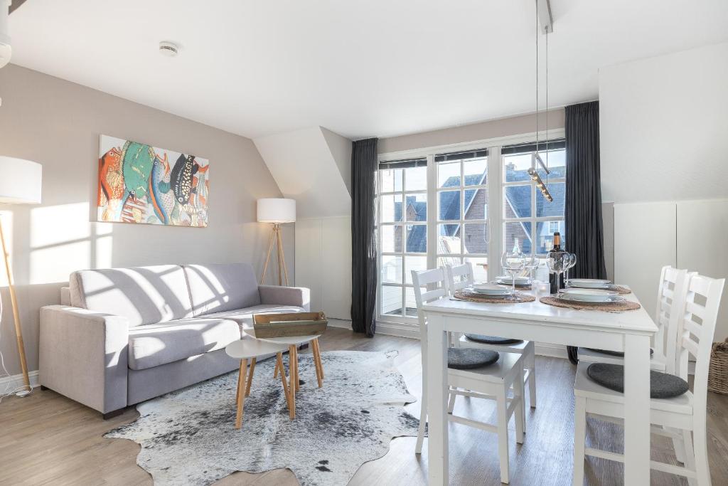 a living room with a couch and a table at Windlicht in Munkmarsch