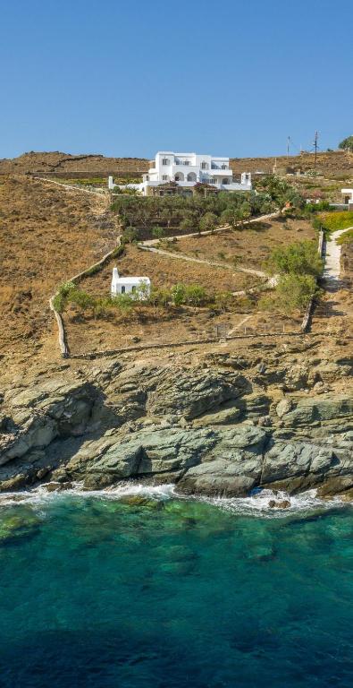 an aerial view of a beach with houses and the water at La Chapelle Est in Agios Romanos