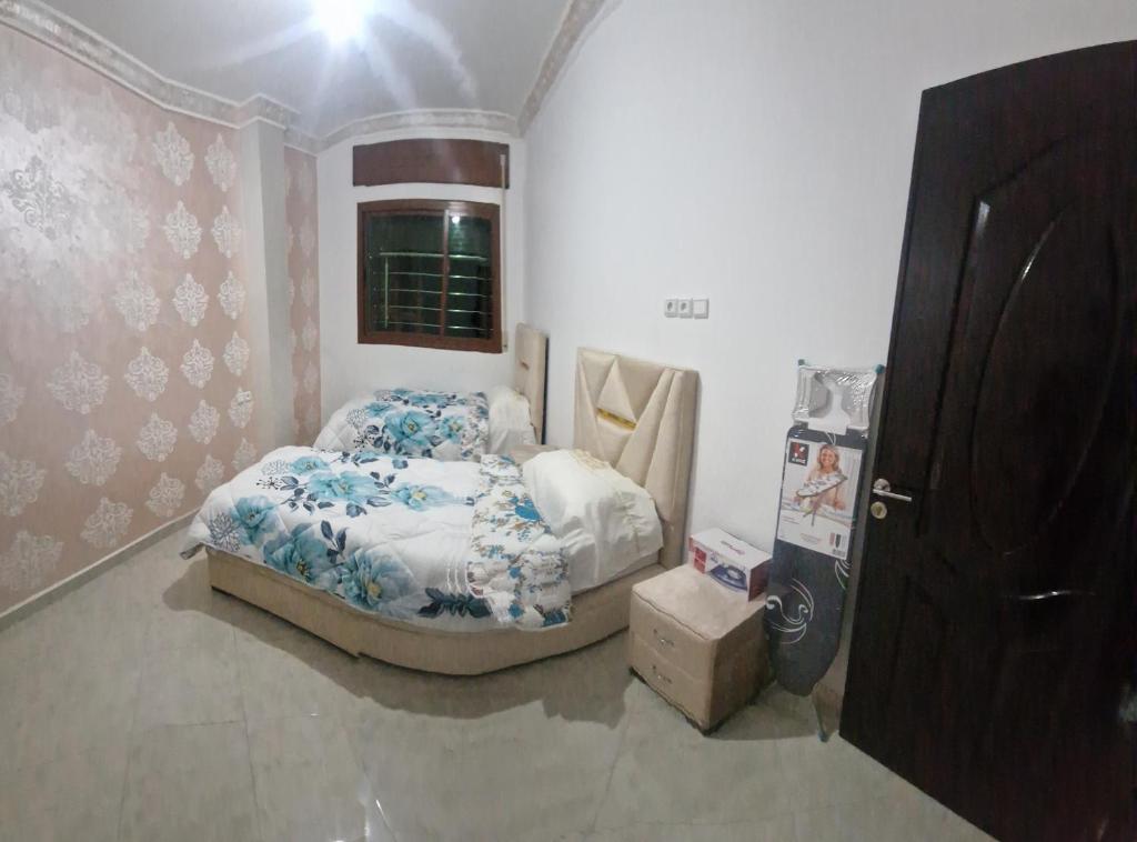 sypialnia z łóżkiem i oknem w obiekcie résidence appart family mimouna w mieście Tanger