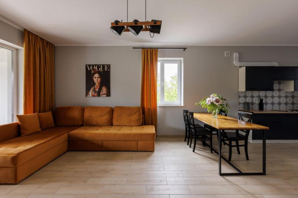 sala de estar con sofá y mesa en Таун Terrasa 2floors en Chernivtsi