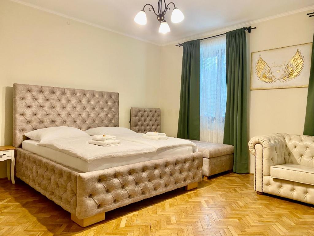 1 dormitorio con 1 cama grande y 1 silla en VILLA ANGEL en Rožňava