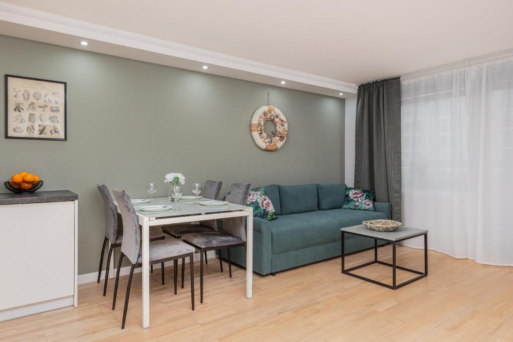Posedenie v ubytovaní Cozy Apartment with Balcony in Central Gdańsk Długie Ogrody by Noclegi Renters