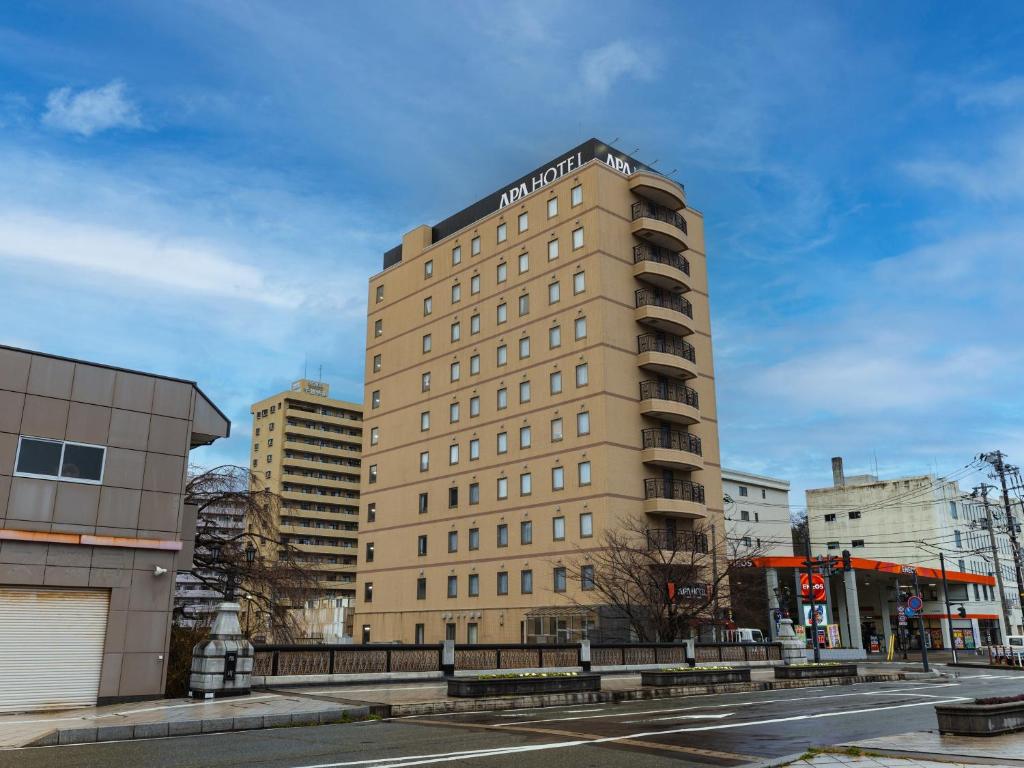 a tall building on a city street at APA Hotel Akita-Senshukoen in Akita