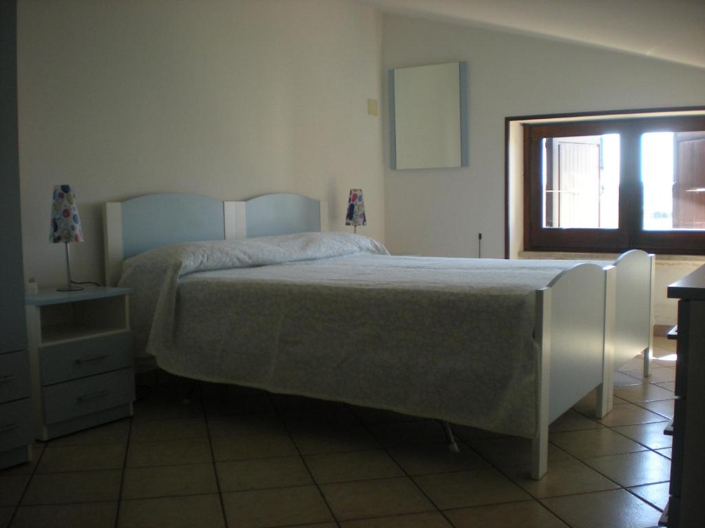 タヴィアーノにあるCasa Bella Vistaのベッドルーム(大型ベッド1台、窓付)