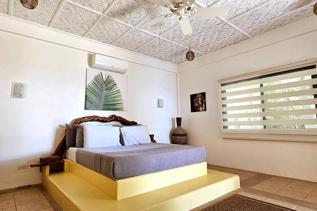 Cama ou camas em um quarto em Ojo Dorado (The Pavilion Room)