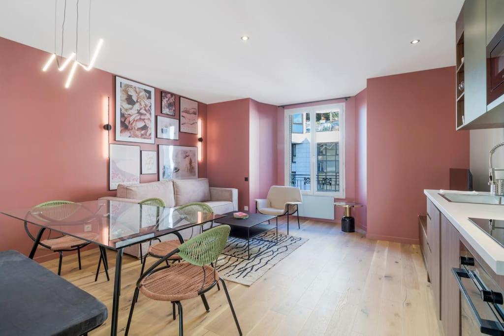 Il dispose d'une cuisine et d'un salon avec une table et des chaises en verre. dans l'établissement 31.Appart 8Pers#3 Bedroom #Père Lachaise #Nation, à Paris