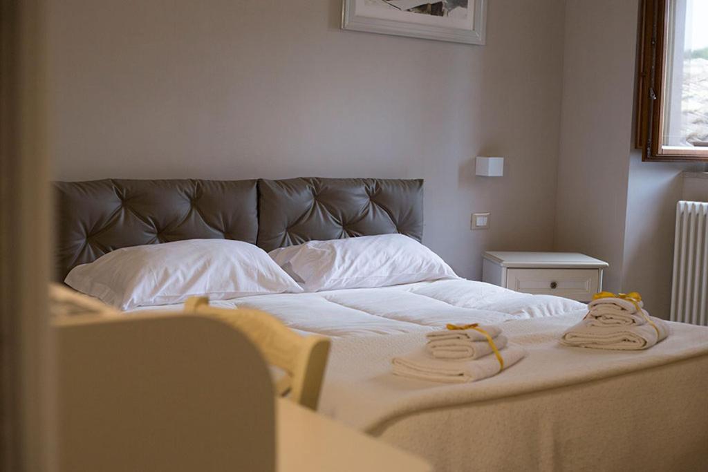 a bedroom with a bed with towels on it at Residenza la Portella in Bovino