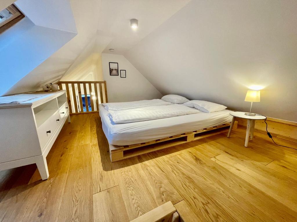 Postel nebo postele na pokoji v ubytování Destino in der ehemaligen Waage der Roomerie