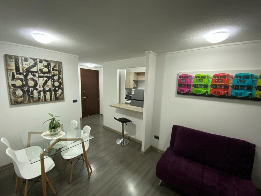 サンティアゴにあるÑuñoa, Bello departamento, La mejor ubicacionの紫色のソファとテーブル付きのリビングルーム