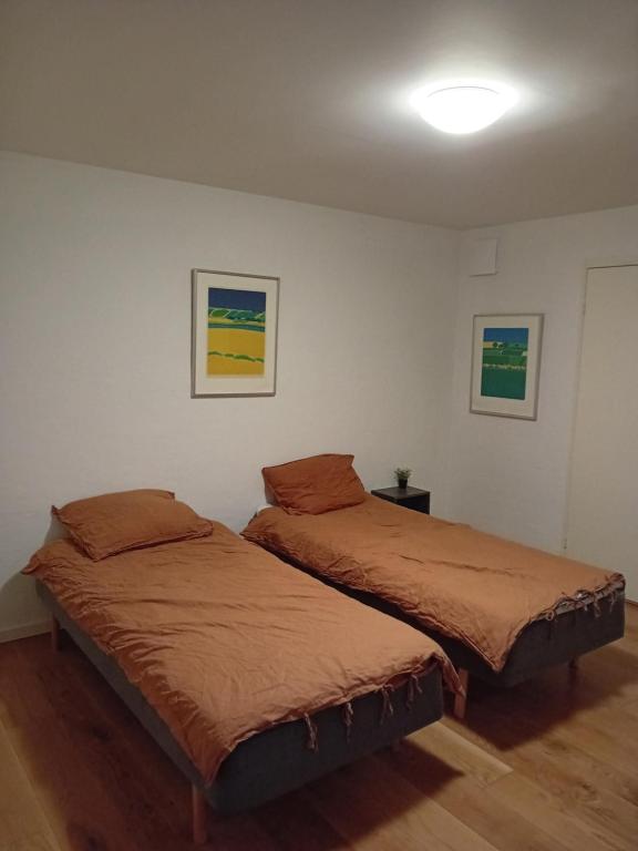 2 nebeneinander sitzende Betten in einem Schlafzimmer in der Unterkunft Olsson`s B&B in Randers