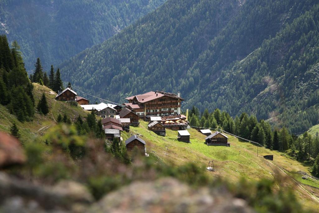 Ett flygfoto av Hotel Silbertal - Almhütten