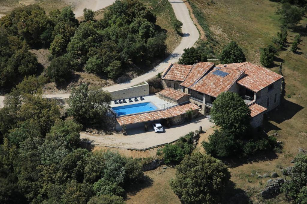 een luchtzicht op een huis met een zwembad bij La Ferme d' Helyette in Toulaud