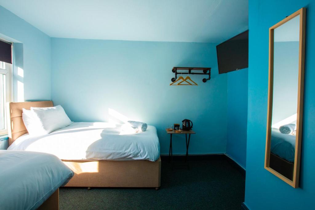 
Twin Room with Shared Bathroom
