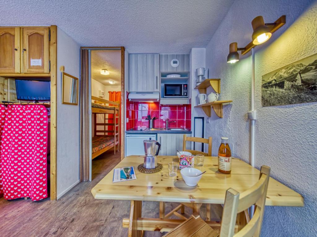 Kuchyň nebo kuchyňský kout v ubytování Apartment Asters 1126 Bâtiment A2 by Interhome