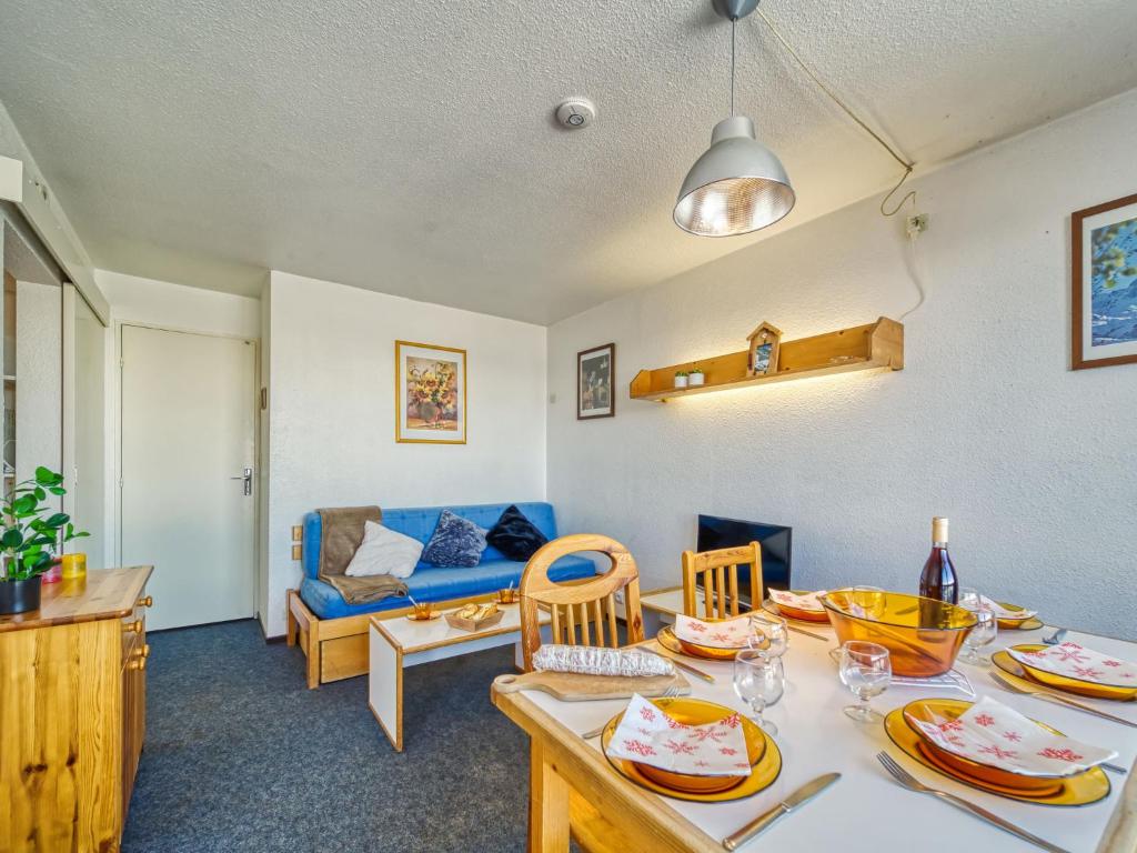 een woonkamer met een tafel en een bank bij Apartment Lunik Orion-41 by Interhome in Le Corbier