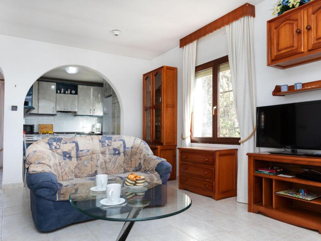 A television and/or entertainment centre at Apartment Tres Flores by Interhome