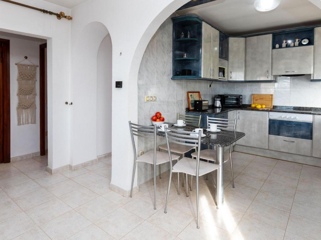 A kitchen or kitchenette at Apartment Tres Flores by Interhome