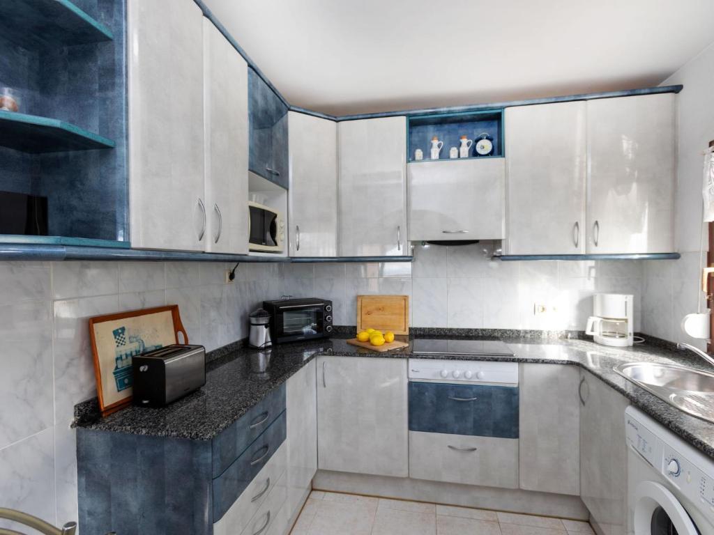 A kitchen or kitchenette at Apartment Tres Flores by Interhome