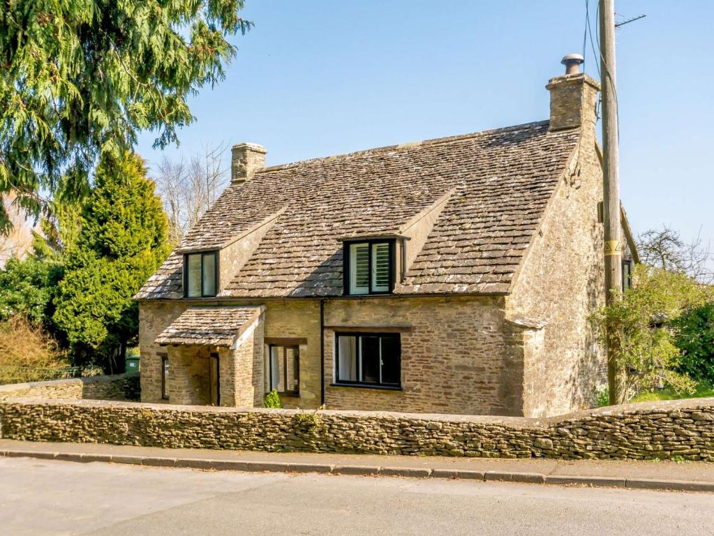 an old stone house on the side of a street at 1 bed property in Tetbury 87442 