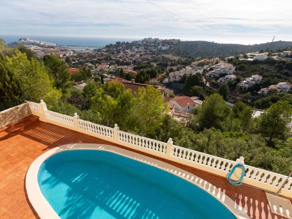 una piscina en la parte superior de una casa en Holiday Home Landa Park by Interhome, en Peñíscola