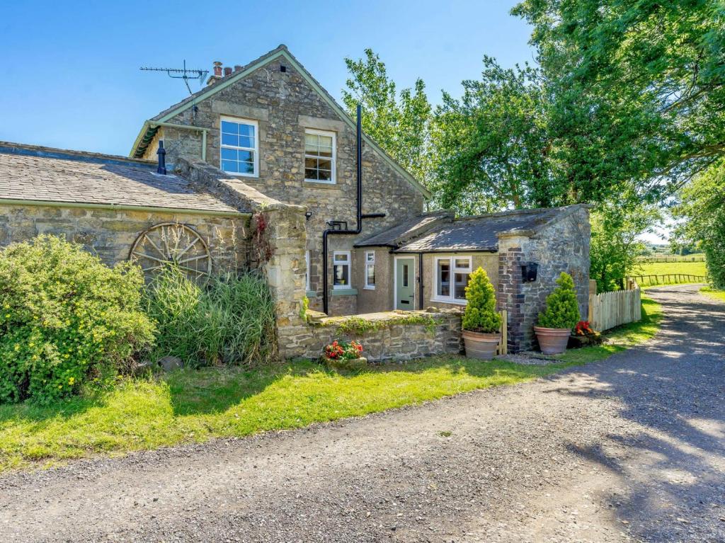 an old stone house with a gravel driveway at 2 Bed in Richmond 88217 in Barton
