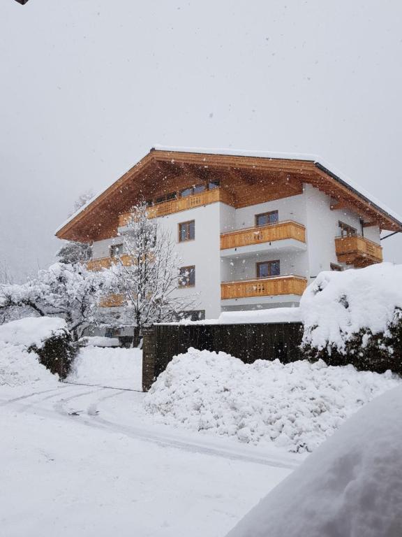 Zdjęcie z galerii obiektu Apartment Panorama Apartments Ehrmann by Interhome w mieście Zell am See