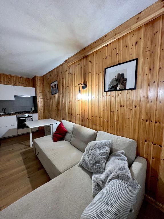 a living room with a couch and a table at Cataleya Laceno in Villaggio Laceno