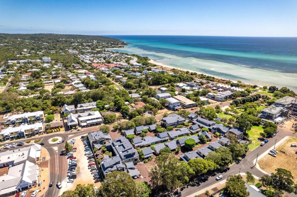 uma vista aérea de um subúrbio residencial junto à praia em Bay Village Resort Dunsborough em Dunsborough