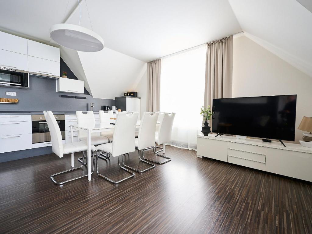 une salle à manger avec une table et des chaises blanches dans l'établissement Apartment Apartment 566 by Interhome, à Harrachov