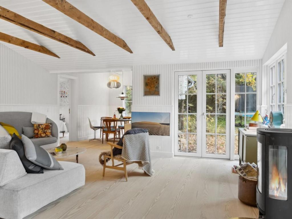 - un salon avec un canapé et une table dans l'établissement Holiday Home Godja - 1km to the inlet in Sealand by Interhome, à Rørvig