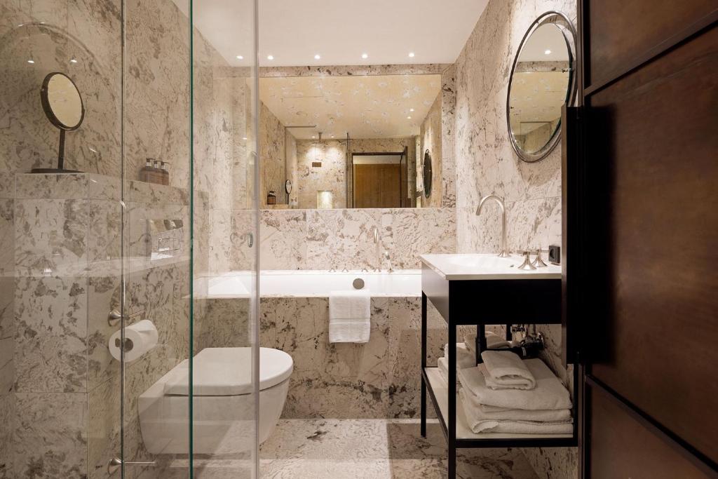 Koupelna v ubytování Hypernym Hotel & Suites