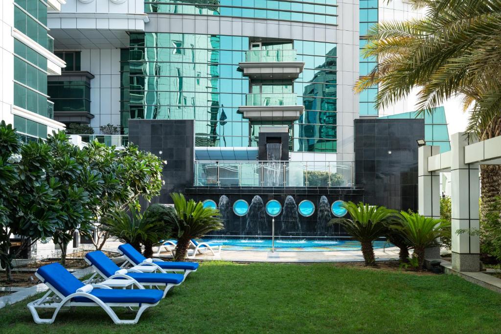 Der Swimmingpool an oder in der Nähe von Four Points by Sheraton Sharjah