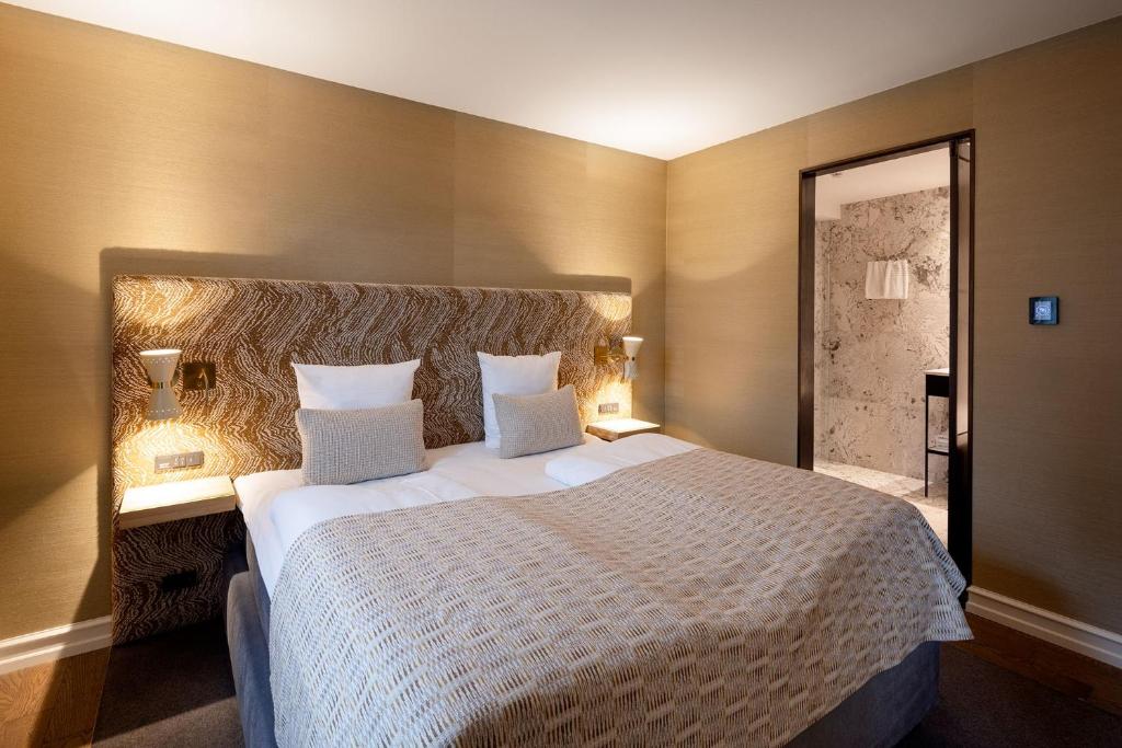 Postel nebo postele na pokoji v ubytování Hypernym Hotel & Suites