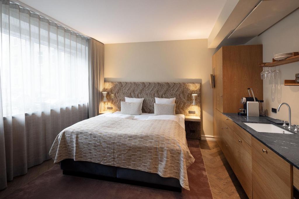 Postel nebo postele na pokoji v ubytování Hypernym Hotel & Suites
