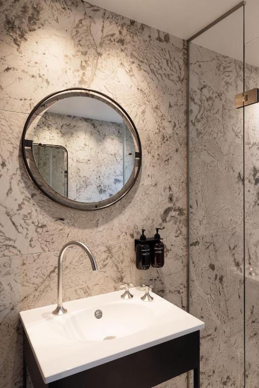 Koupelna v ubytování Hypernym Hotel & Suites