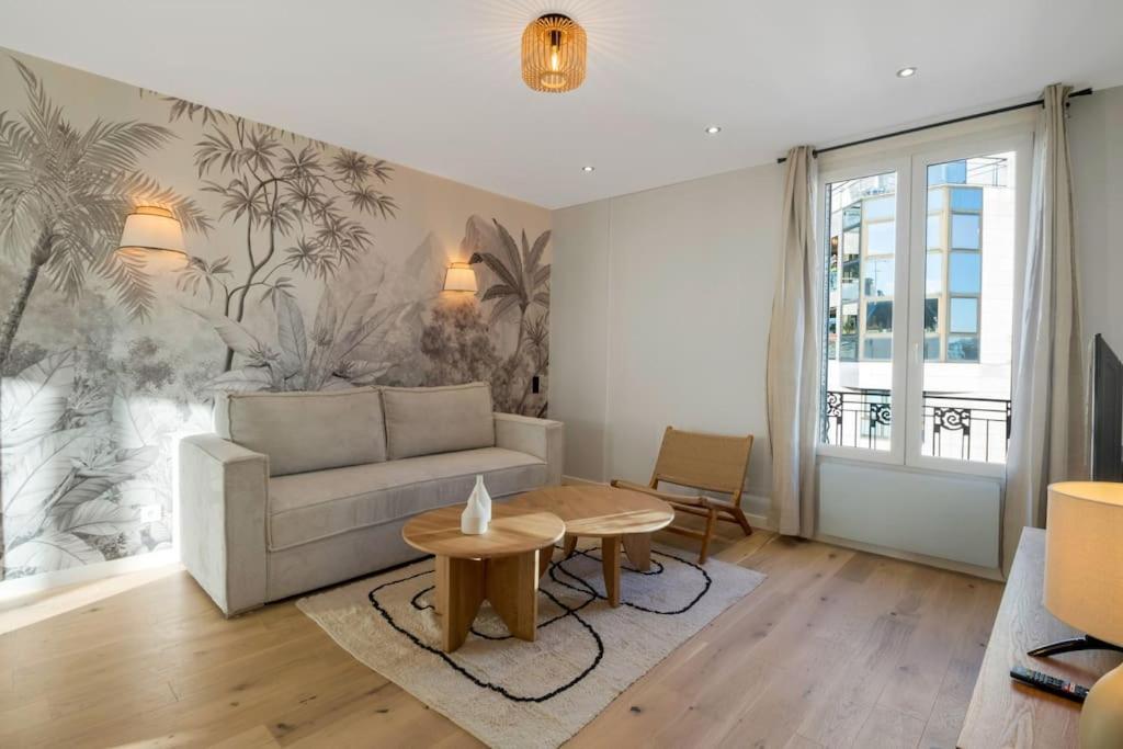 un salon avec un canapé et une table dans l'établissement 42.Appart 6Pers#2Bedroom #Père Lachaise #Nation, à Paris
