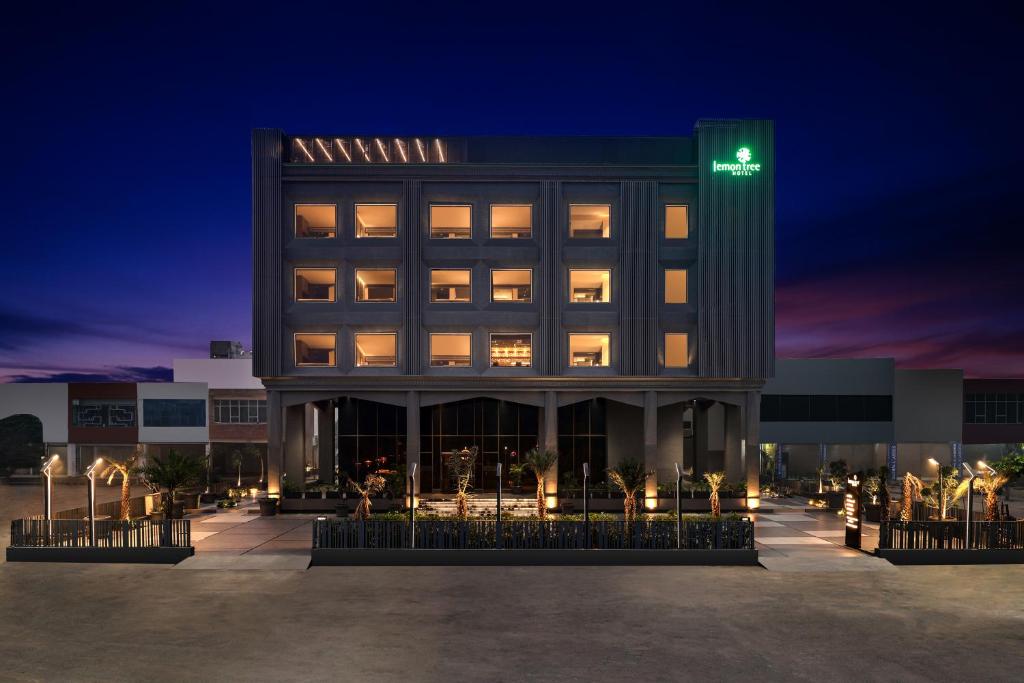 a building with a lit up facade at night at Lemon Tree Hotel, Hisar in Hisār