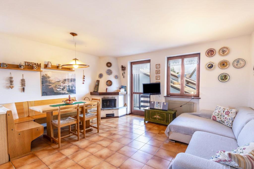 sala de estar con sofá y mesa en Lagorai 16 Villaggio Veronza, en Carano