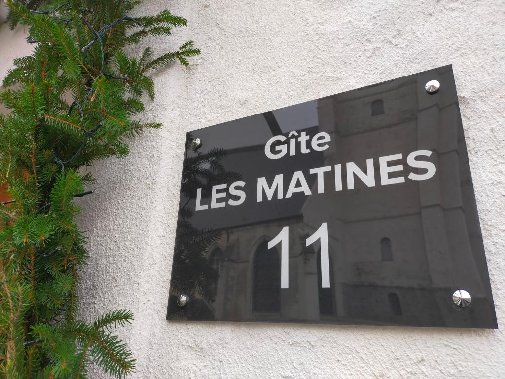 a sign on a wall that says gift less machines at Gite Les Matines in Sebourg