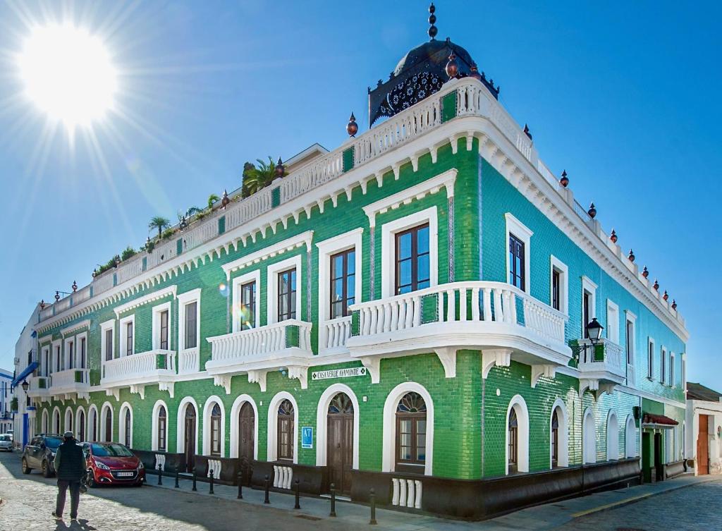 un gran edificio verde y blanco en una calle en Casa Verde Ayamonte en Ayamonte