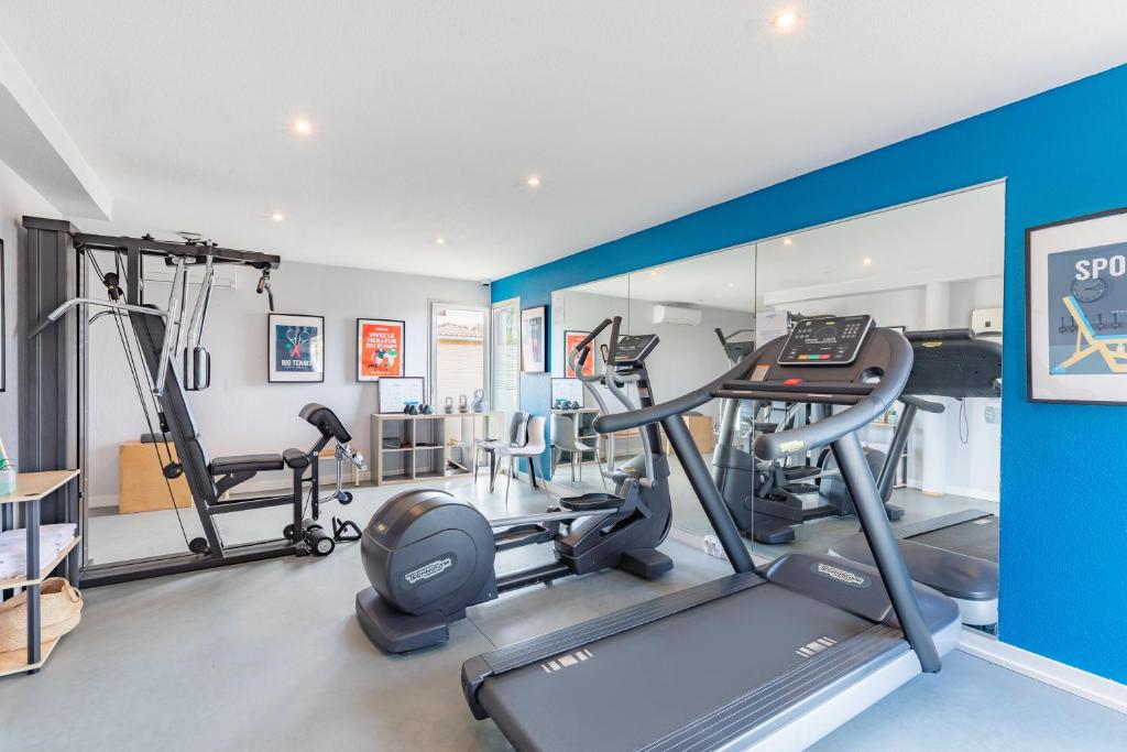 una palestra con due tapis roulant e due ellittiche di Appart'City Classic Toulouse Saint-Simon a Tolosa