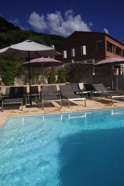 Bazén v ubytování Hôtel & Résidence Le Subrini nebo v jeho okolí