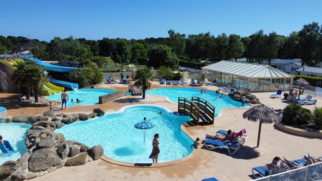 una vista aérea de una piscina en un complejo en Camping de la Plage de Cleut-Rouz en Fouesnant