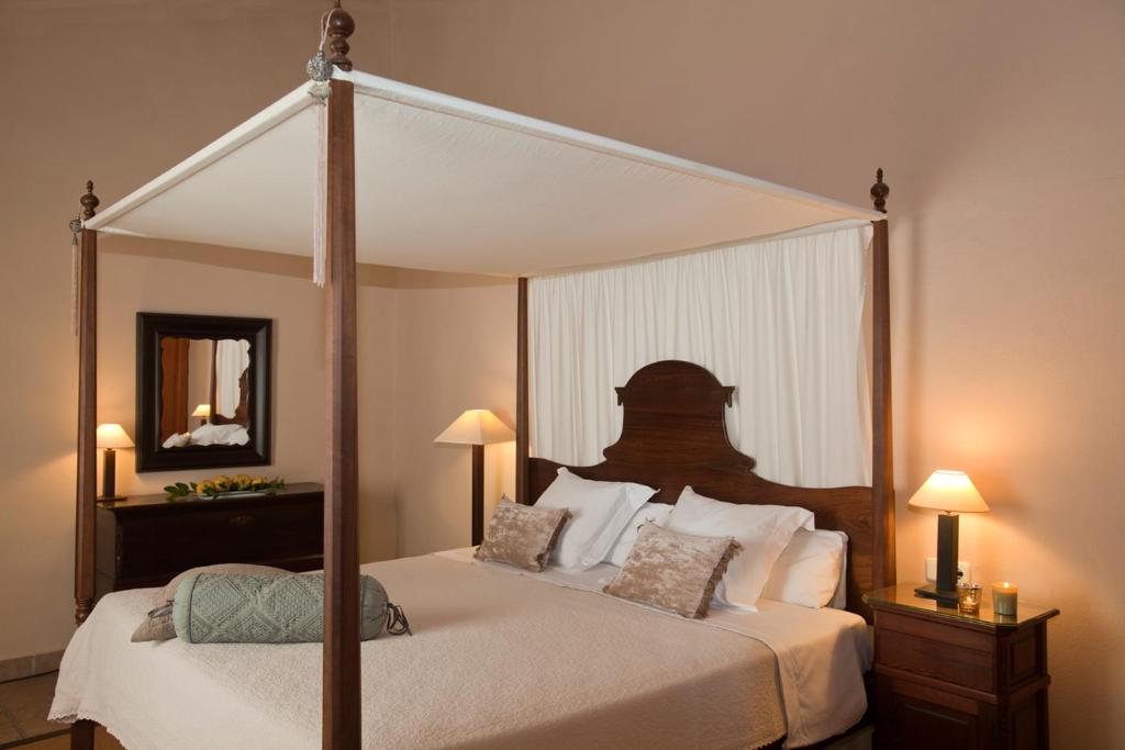 アルタにあるAgroturisme Son Cardaixのベッドルーム(白い枕の大きな天蓋付きベッド1台付)