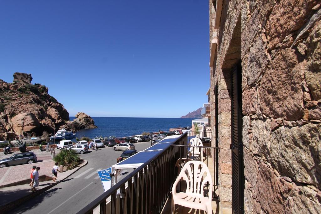 d'un balcon offrant une vue sur l'océan. dans l'établissement Hôtel & Résidence Le Subrini, à Porto Ota