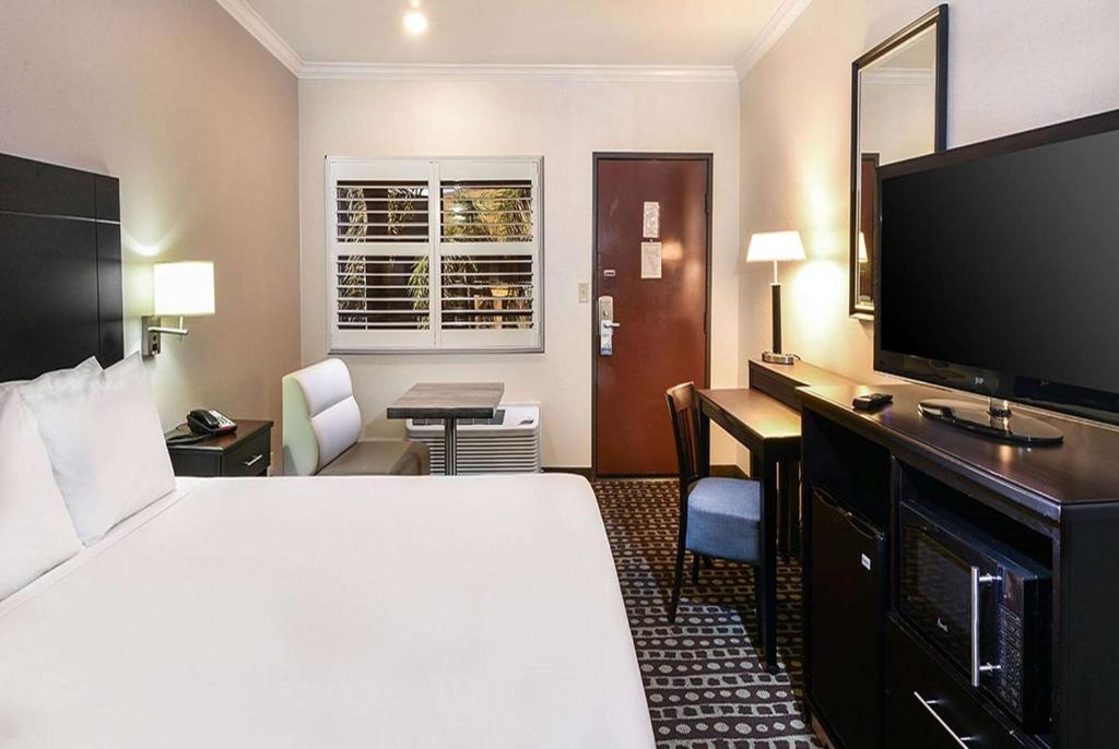 Travelodge by Wyndham Commerce Los Angeles Area - King Room - Toegang Van Gehandicapten/niet -roken