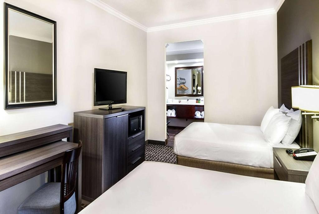 Travelodge by Wyndham Commerce Los Angeles Area - Queen Room Met Twee Queensize Bedden - Niet -roken