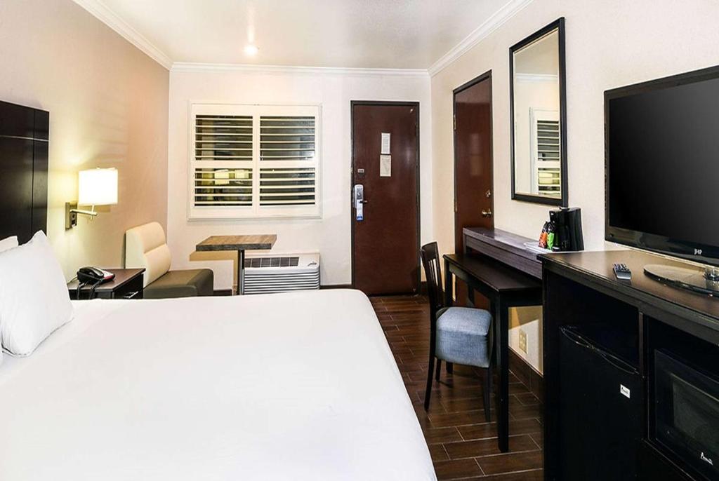 Travelodge by Wyndham Commerce Los Angeles Area - 