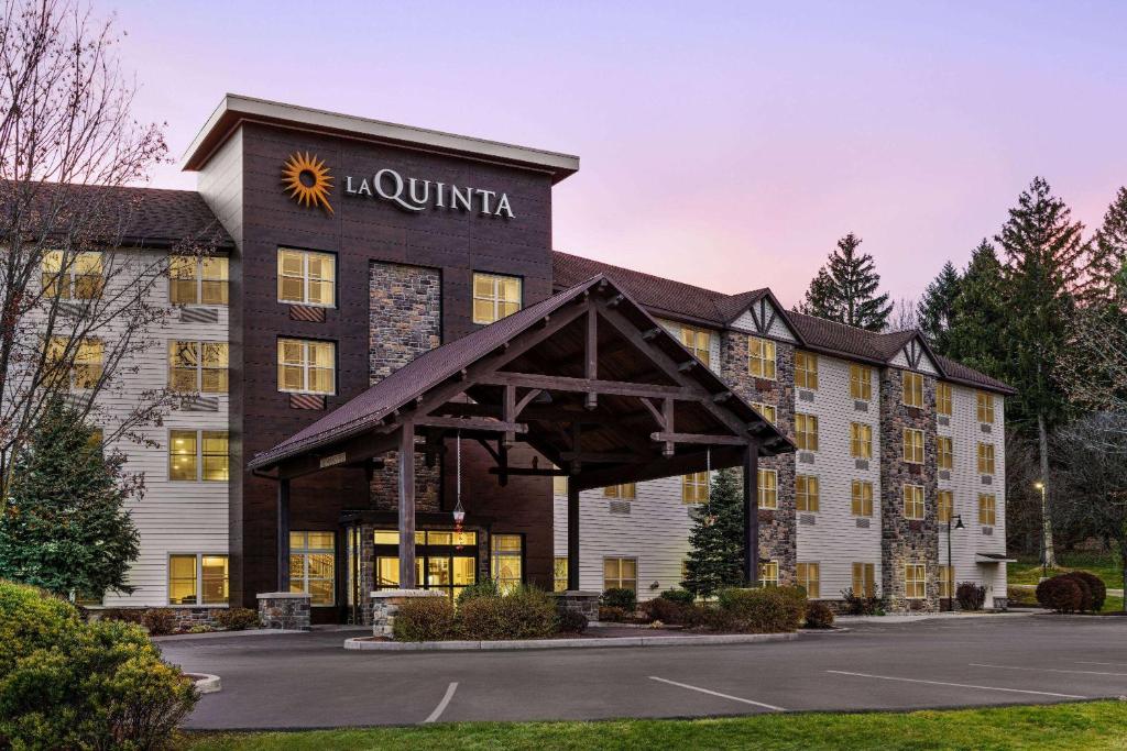 una representación de un hotel con un edificio en La Quinta Inn & Suites by Wyndham Lake George en Lake George