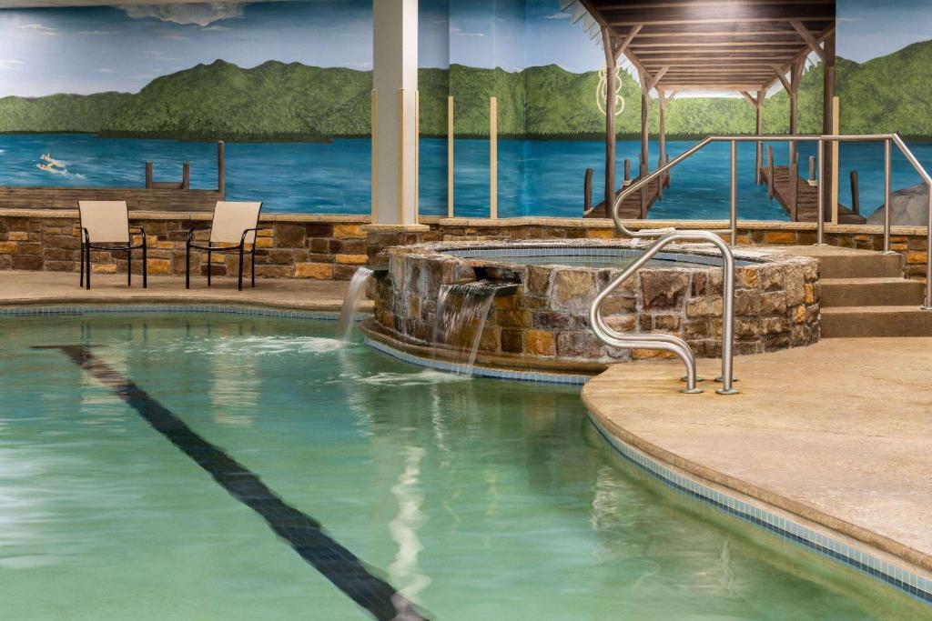Bazén v ubytování La Quinta Inn & Suites by Wyndham Lake George nebo v jeho okolí